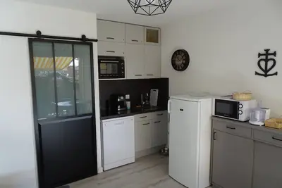 Image de Appartement rez de jardin climatisé 5 minutes de la plage, commerce, Sequarium.