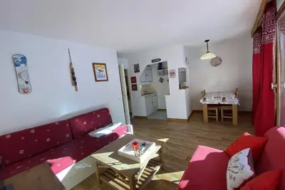 Image de 300m du centre station, Rez-de-chaussée, vue montagne, balcon, télévision, casier à ski, 37m²