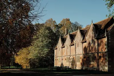Image de Uniquely restored stables - 8 bedrooms, dinning room, roll top baths, firepit