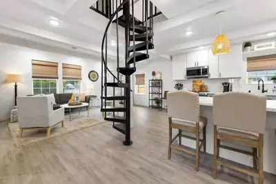 Image de Stylish 3br | 2mi to Waterfront + Fenced Yard