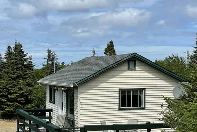 Image de Hilltop Cottage steps from East Coast Trail, fishing & whale watching