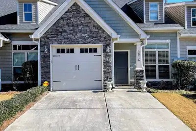 Image de Well appointed townhome just 1. 5 miles from the Augusta National