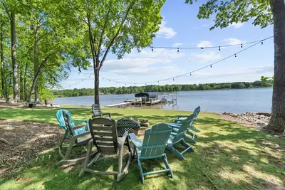 Image de Lakefront Home Directly On Lake Oconee With Boat Rental
