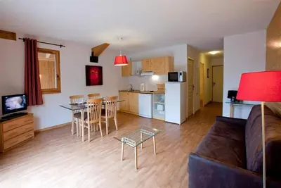 Wifi, remise en forme, piscine, sauna, hammam, terrasse, balcon, parking, télévision, casier à ski