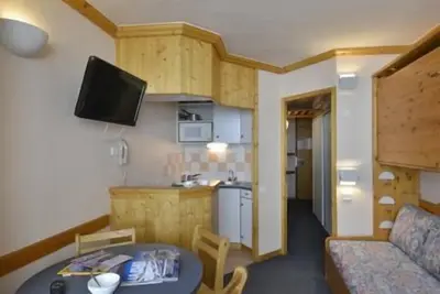 Image de À 10m des pistes de ski, 9ème étage, vue pistes de ski, balcon, télévision, casier à ski, 26m²