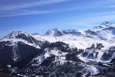 Image de À 10m des pistes de ski, 9ème étage, vue montagne, balcon, télévision, casier à ski, 35m², La Plagne