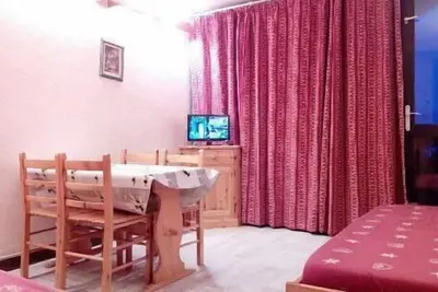 Image de 10m du centre station, vue montagne, balcon, télévision, casier à ski, 26m², La Plagne