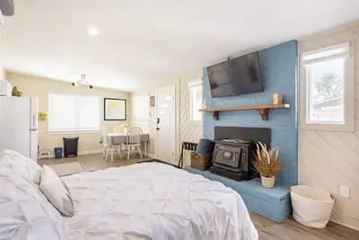 Charming Studio 2 Blocks from Light Rail & Downtown Bike Path!