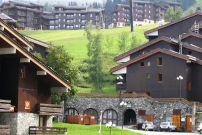Image de À 100m des pistes de ski, étage -2, vue station, balcon, télévision, casier à ski, 27m², Valmorel