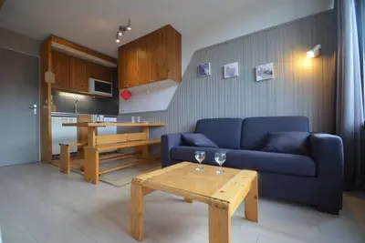Image de 150m des commerces, 2ème étage, vue montagne, balcon, télévision, casier à ski, 26m², Les Menuires