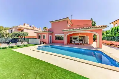 Spacious Modern Villa, A/C Private Pool in Bonaire, Walking Distance to Restaurants & Beaches!