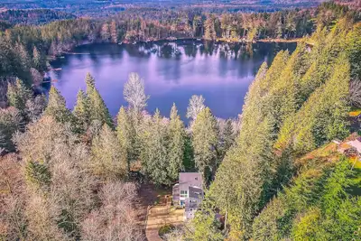 Image de Lakefront Luxury: Private Lake Access, Near Skiing