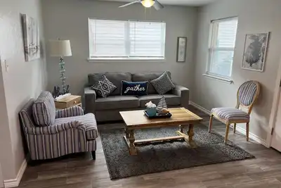 Image de Lovely 1 Bedroom walking distance from Beach!