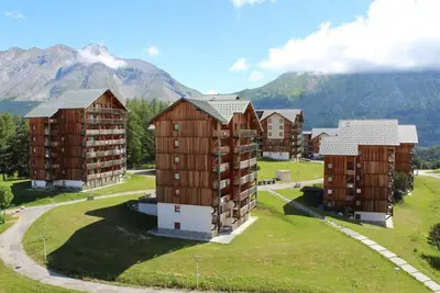 Image de 200m du centre station, 1er étage, vue montagne, balcon, télévision, casier à ski, 31m²