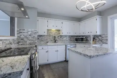 Image de Charming Newly Renovated 3 bedroom Home- close to Major Kansas City attractions