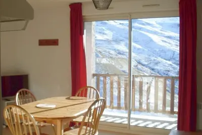 Image de 100m du centre station, 2ème étage, balcon, télévision, casier à ski, 30m², Peyragudes