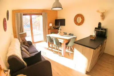 Image de 300m des commerces, 1er étage, vue montagne, piscine, terrasse, télévision, 42m², Vars