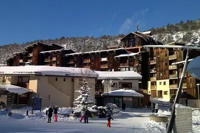 Image de 30m du centre station, 2ème étage, balcon, parking, télévision, casier à ski, 35m², La Norma