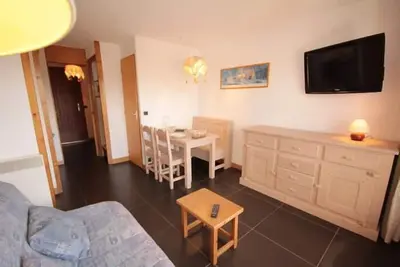 Image de À 150m des pistes de ski, 2ème étage, vue panoramique, balcon, télévision, casier à ski, 22m²