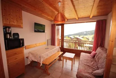 Image de 1er étage, vue pistes de ski, balcon, parking, télévision, casier à ski, 18m², Les Saisies