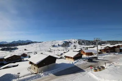 Image de À 100m des pistes de ski, 2ème étage, vue pistes de ski, balcon, télévision, casier à ski, 22m²