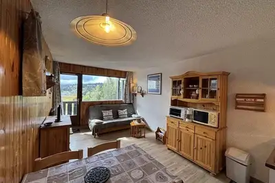 Image de À 100m des pistes de ski, 1er étage, vue pistes de ski, balcon, télévision, casier à ski, 26m²