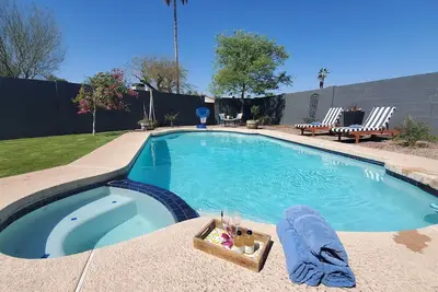 Image de **Oasis Desert Retreat with Pool