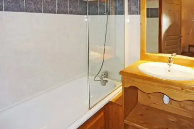 Image de 100m du centre station, 3ème étage, piscine, sauna, balcon, télévision, casier à ski, 35m²