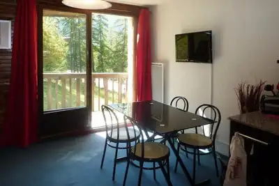Image de À 300m des pistes de ski, 2ème étage, vue forêt, balcon, télévision, casier à ski, 24m², Les Orres