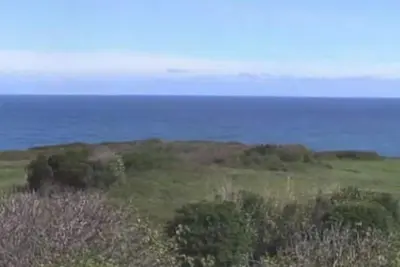Image de appart vue sur mer et montagne avec piscine tennis terrain boule et parc de 2ha