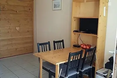 Au pied des commerces, 5ème étage, vue montagne, balcon, télévision, casier à ski, 18m²