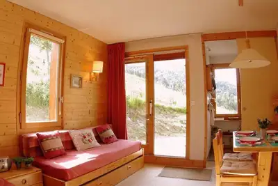 Image de À 5m des pistes de ski, 3ème étage, vue pistes de ski, terrasse, télévision, casier à ski, 27m²