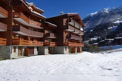Image de À 240m des pistes de ski, 1er étage, vue montagne, balcon, télévision, casier à ski, 37m², Valmorel