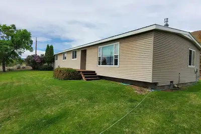 Image de 5 min from town, clean, comfortable, and quiet.