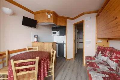 Image de À 10m des pistes de ski, vue montagne, balcon, télévision, casier à ski, 26m², La Plagne