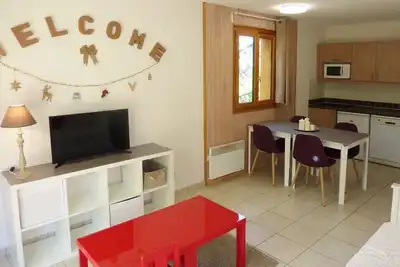 Image de 50m des commerces, 1er étage, vue vallée, piscine, sauna, balcon, télévision, casier à ski, 34m²