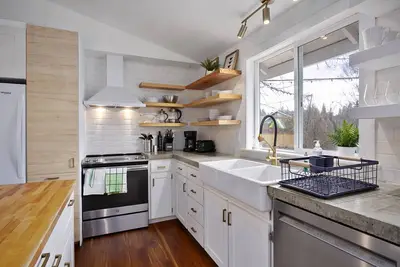 Image de Light & bright 3-bedroom family home on quiet culdesac close to lake and trails