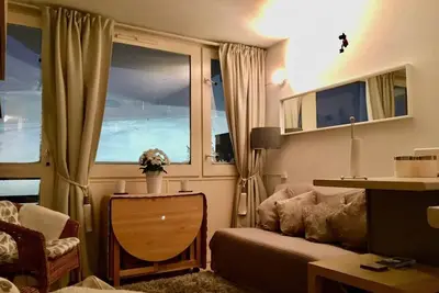 Image de À 10m des pistes de ski, vue pistes de ski, balcon, télévision, casier à ski, 26m², La Plagne