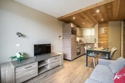 Image de 345m des commerces, 1er étage, vue vallée, balcon, télévision, casier à ski, 29m², Valmorel