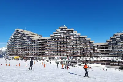 Image de À 10m des pistes de ski, vue montagne, balcon, télévision, casier à ski, 26m², La Plagne