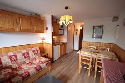 Image de 200m du centre station, 2ème étage, vue pistes de ski/montagne, balcon, télévision, casier à ski