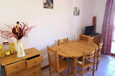 Image de 250m des commerces, 1er étage, balcon, télévision, casier à ski, 27m², La Joue du Loup