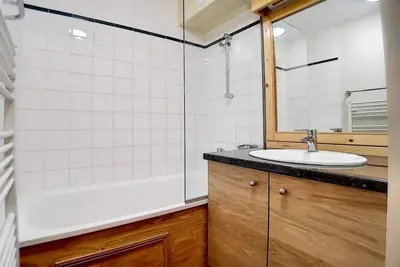 Image de 100m des commerces, 7ème étage, balcon, télévision, casier à ski, 30m², Les Menuires