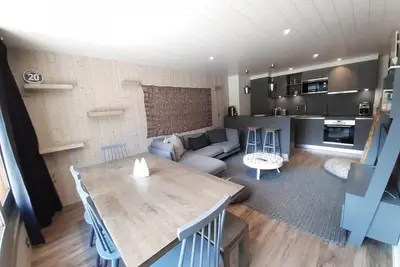 Image de À 50m des pistes de ski, 8ème étage, terrasse, balcon, parking, télévision, casier à ski, 75m²