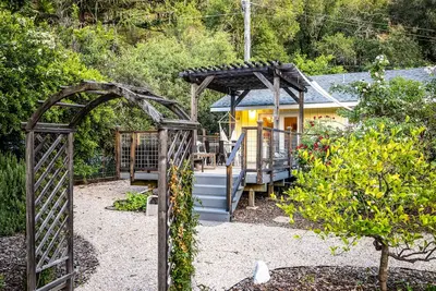 Image de Private home w/creek access, stove, large yard, gas grill, firepit - dogs ok