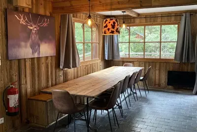 Image de Chalet, Rez-de-chaussée, vue forêt, terrasse, balcon, cheminée ou poêle à bois, télévision