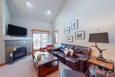 Comfortable Condo with Shared Pool, Gas Fireplace & Washer/Dryer