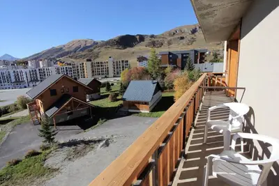 Image de À 50m des pistes de ski, 1er étage, vue montagne, balcon, parking, télévision, casier à ski, 32m²