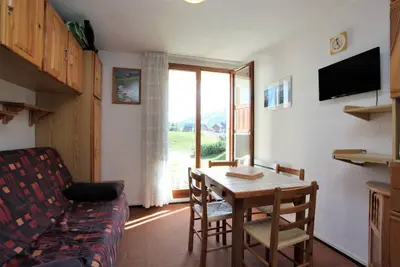 Image de 10m des commerces, Rez-de-chaussée, vue montagne, terrasse, parking, télévision, casier à ski, 17m²