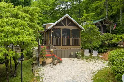Image de Cozy Cottage in a Quiet Community; walking distance to Main Street!